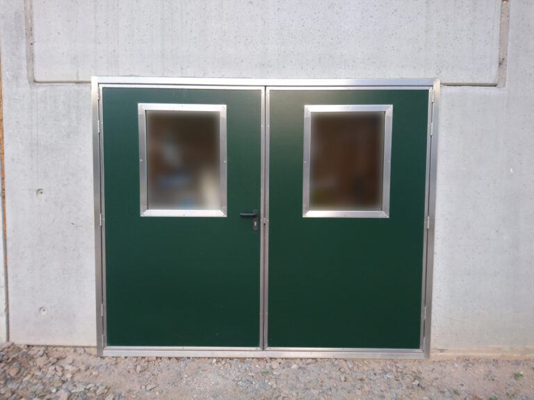 Doppelaußentür-mit-Fenstern-unscharf